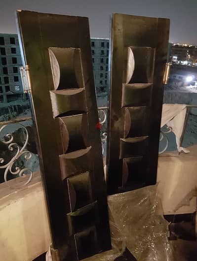 باب خشب عزيزى مفصلى طويل وتقبل مودرن بحالة ممتازة