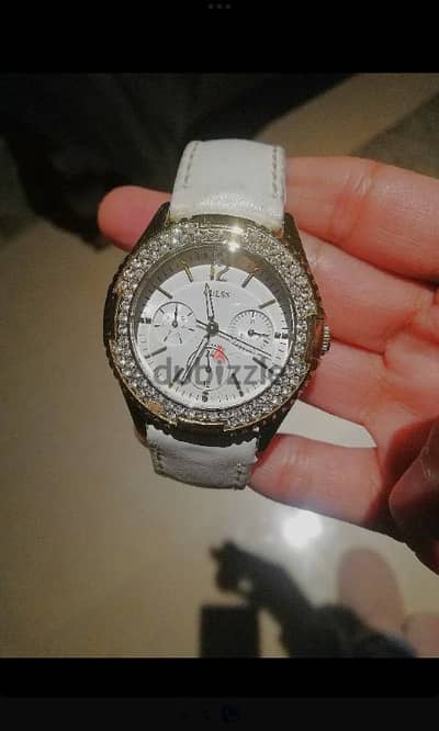 ساعة لون ابيض من جيسWatch from Guess