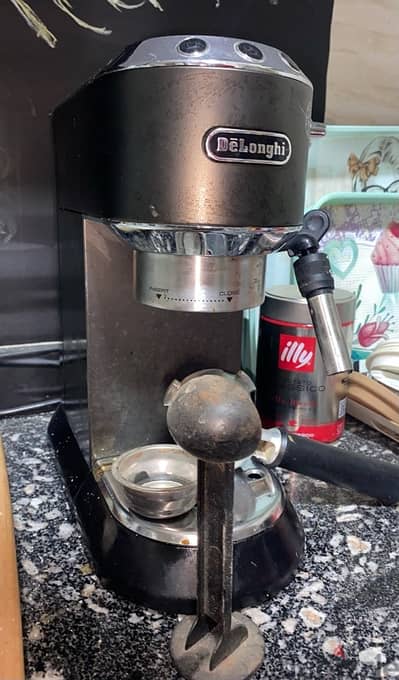 للبيع ماكينة قهوة De’Longhi EC685 – إسبريسو وكابتشينو – استعمال خفيف