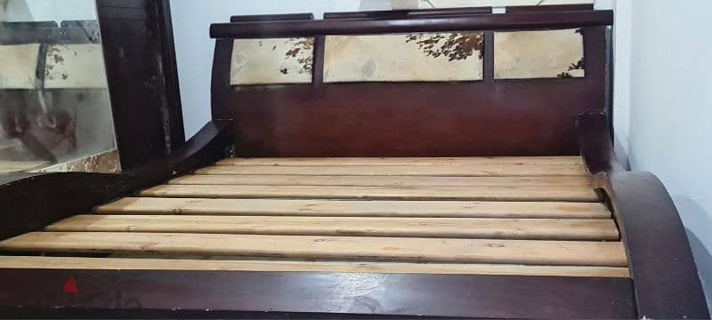سرير كبير ،  بحاله ممتازه 2
