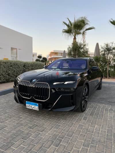 للإيجار BMW 750i موديل 2025 مع سائق محترف – سياحة وتنقلات VIP