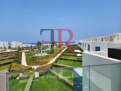 شاليه للإيجار بإطلالة على البحر في موقع مميز جدًا مفروش بالكامل في فوكا باي الساحل الشمالي.