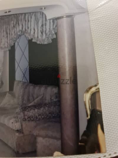 عمودين رخام بالقاعدة مطعمين بحلقات نحاس