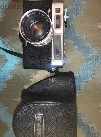 كاميرا قديمه ماركة yashica