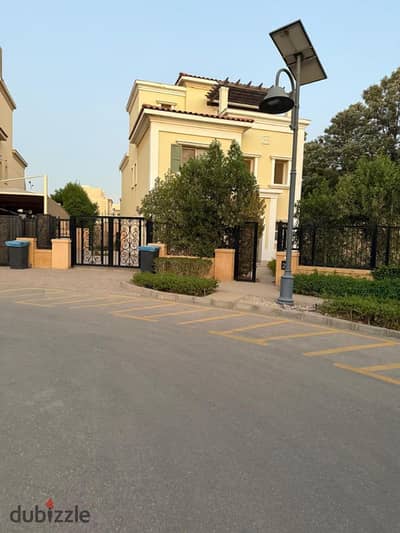 فيلا مميزة للبيع في كومباوند ميفيدا فيو مميز جدا استلام فوري 550 م تشطيب سوبرلوكس