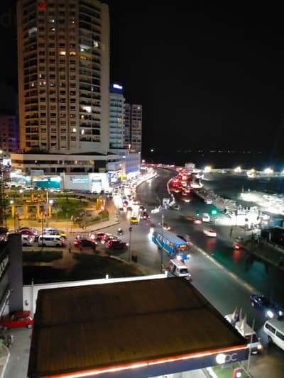 شقة فاخرةجدا جميع غرفها وصالتها على البحر تشطيب فندقي خمس نجوم