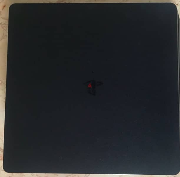 PlayStation 4 Slim 1