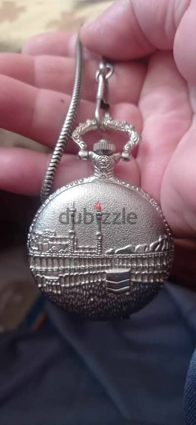ساعة جيب اومكس بكاتينة عليها صورة الكعبة من ناحية و صورة الكعبة