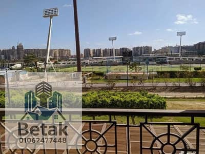شقة للايجار مميزة 200م بيتك فى النادي ابراج سوليك النقل والهندسة سموحة