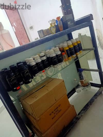 بترينة للبيع عطور مستعملة بحالة جيدة