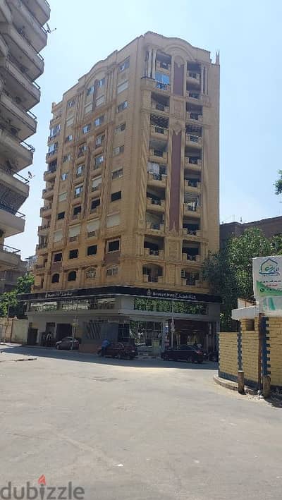 شقة بميدان المماليك بمنيل الروضة ببرج سكني حديث مع وحدة بالجراج