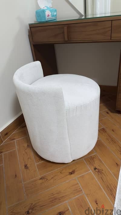 Pouf Dresser