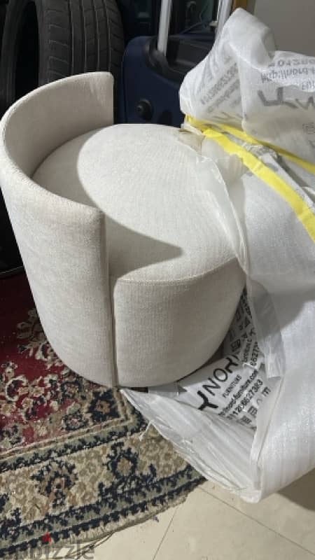 Pouf Dresser 1