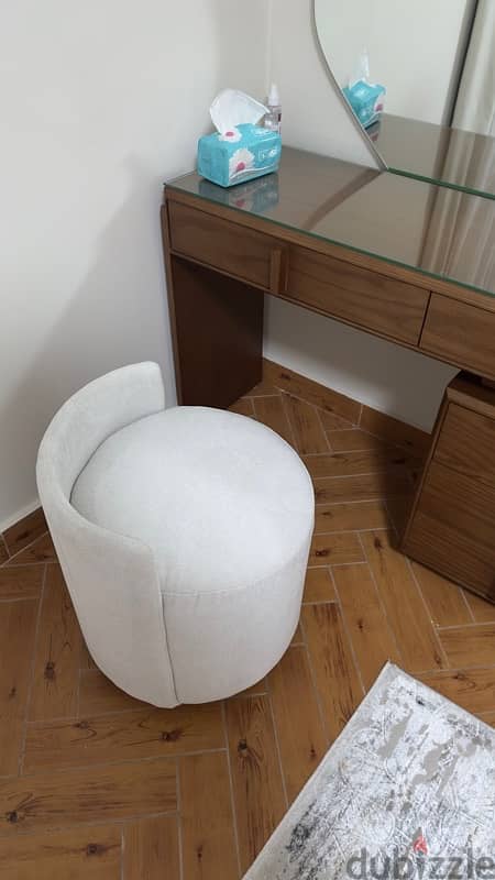 Pouf Dresser 2