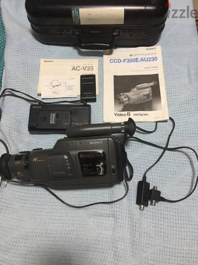 كاميرا سوني Video8 Handycam CCD-F350E مع حقيبة وإكسسوارات أصلية
