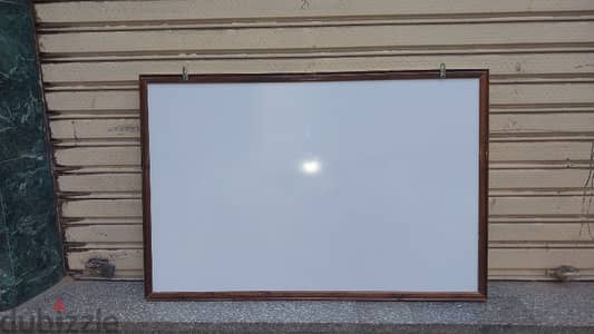 سبورة بيضاء مقاس 120 × 80 سم ذات إطار خشبي فيه وجه واحد ، وفيه وجهان