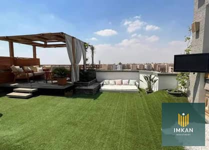 Penthouse 240m + 130m roof, fully finished (immediate delivery) for sale in installments over 10 years in a compound in Heliopolis, close to Cairo Int