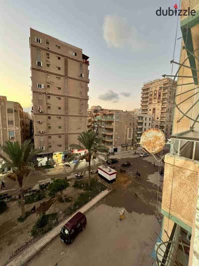 شقه فى العجمي شاطئ النخيل في قلب الخدمات والأسواق تطل على ميدان بجوار حمام سباحه ميرا