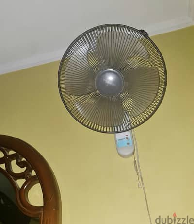 Toshiba wall fan , very good condition, تحتاج تغيير جلب فقط