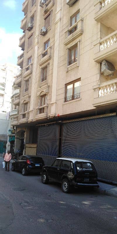 For those seeking distinction - For sale - 50m² shop on the corner of two streets and 3 entrances in a prime location in Miami (Amon Towers)