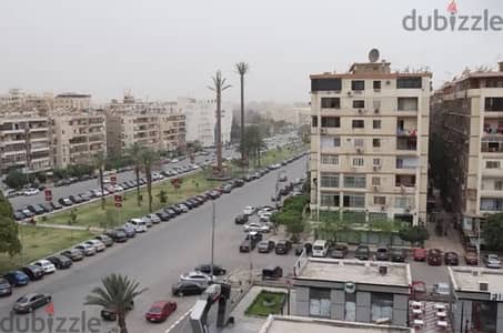 شقة للبيع من المالك علي الشارع الرئيسي و يوجد بها مستاجر
