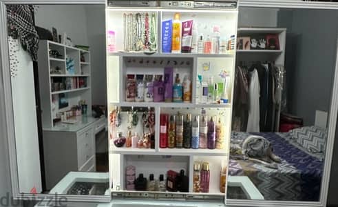 مرايه ملحق بها مكتبه للاكسسوار
