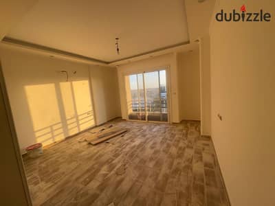 شقة للايجار 4 غرف نوم في كمبوند ذا سكوير بالمطبخ اول سكن التجمع