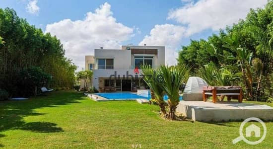 فيلا فاخره استلام فورى فى هاسيندا باى على البحر مباشرة فى الساحل الشمالى