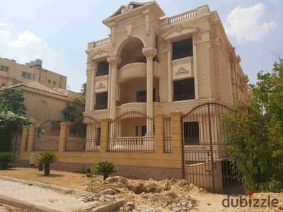 فيلا للبيييع في غرب الجولف علي حديقه مساحة 683 متر الارض