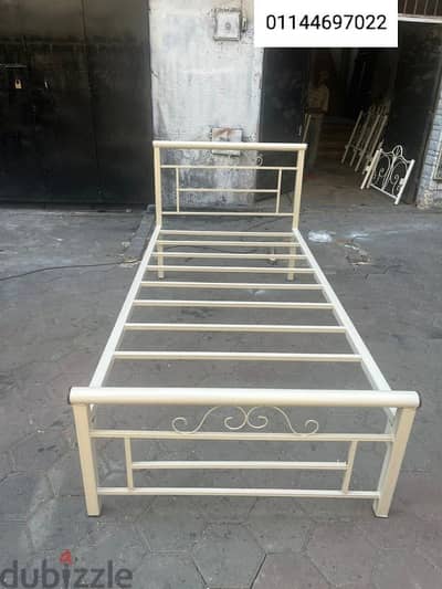 سرير معدنى