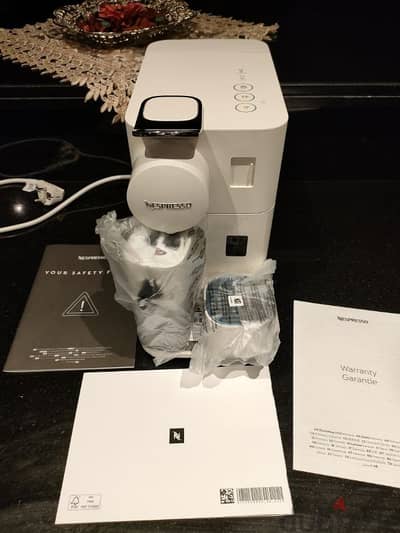 Nespresso lattissima one Coffee Machine   مكنه قهوه