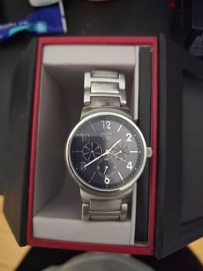 ساعة جيس اصلي باللعبة والكاتالوجات Guess watch original