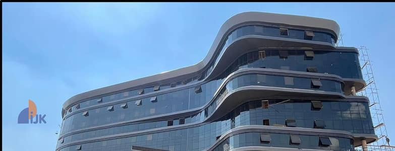 محل تجارى للبيع استلام فورى فى ال mu23 واجهه مباشرةً على البرج الايقونى ومحور الأمل