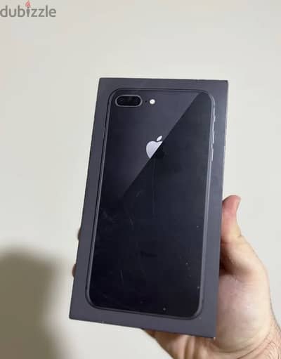 ايفون 8plus للبيع معاه كرتونه مفهوش خربوش مش مفتوح بطاريه ٧٦