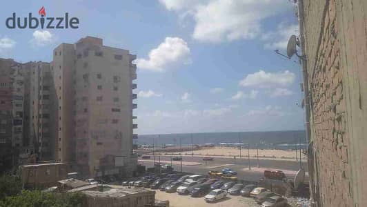 شقه للإيجار مفروشه بميامي علي البحر مباشرآ العماره شيك ونضيفه جدا وبها اسانسير و شبكه واي فاي وجميع الخدمات مساحه الشقه 140 متر  غرفتين نوم كل غرفه بها 2 سرير وريسبشن 3 قطع و3 بلكونات منهم 2بلكونه علي فيو البحر وحمام ومطبخ كبير وڤيو للبحروالكونيش