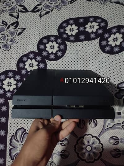 Ps4 1TB مهكر سوفت 11 معاه جميع المشتملات بتاعتو و الدراع الاورجينال