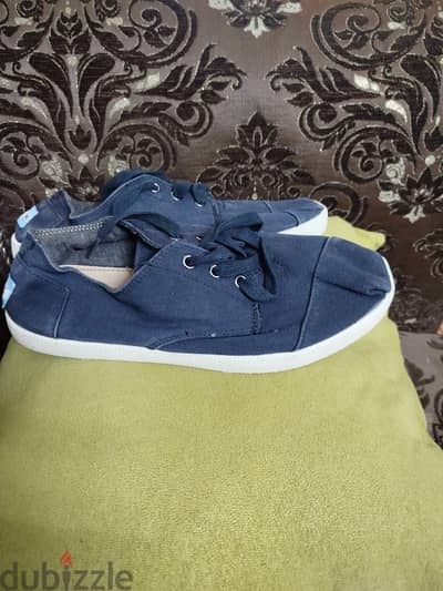 حذاء TOMS مقاس 40