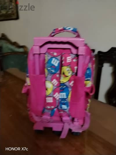 شنطة مزوده بعجل جر
