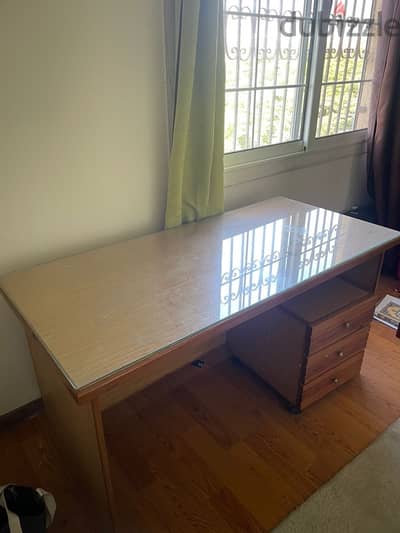 مكتب 1.5mx70cm  و معه وحدة ادراج