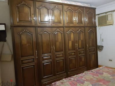غرفة نوم مكونه من دولاب بلاكار وسرير ضهر مكتبه وشفنيره وتسريحه و٢ كمود