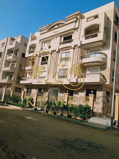 شقه دور تاني في افخم عمارات الاندلس تاني نمره من ماوتن فيو استلام فوري بالعداد عماره ساكنه ومميزه نص تشطيب