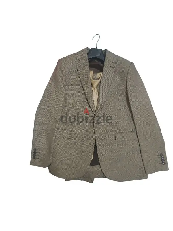 Beige Casual Suit Size 50 Complete with Shirt, Tie, Belt, and Shoes
