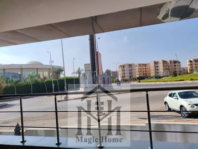 فى موقع متميز جدا امام المدرسة الامريكية الدولية بالشيخ زايد محل تجارى دورين يصلح مطعم او كافيه بافضل سعر
