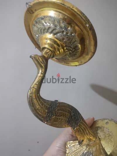 للبيع شمعدان نحاس أنتيك على شكل طاووس