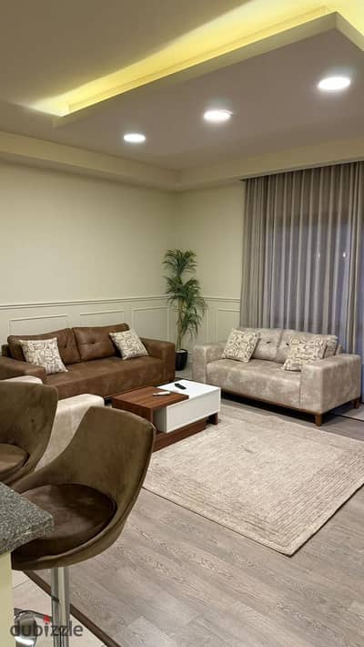 شقة مفروشة للإيجار في كورتيارد سوديك  	•	3 غرف (ماستر + دريسينج) 	•	3 حمام – ريسبشن – تراس 	•	فرش فندقي + مكيف بالكامل 	•	ڤيو لاندسكيب + جراج خاص 