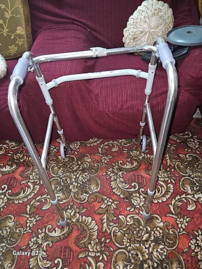 مشايه تساعد المريض على السير والمشى