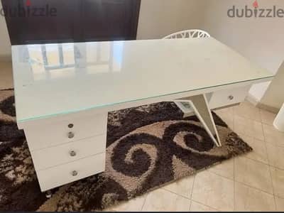 مكتب جديد ابيض في سيلفر وعليه زجاج شفاف مصنوع من خشب زان 01552443337