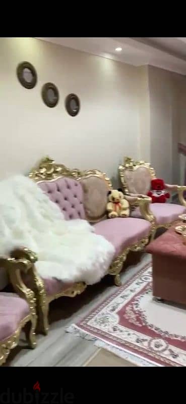 صالون بخشب وتطريز ممتاز