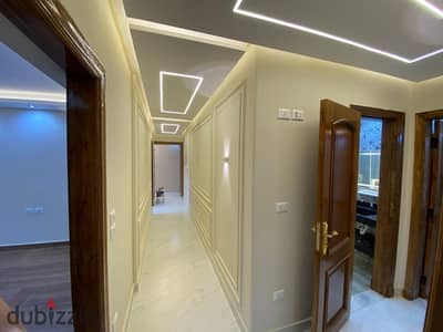 شقة للايجاراول سكن بالمطبخ والتكيفات 185م تشطيب فندقي كمبوند ذا سكوير