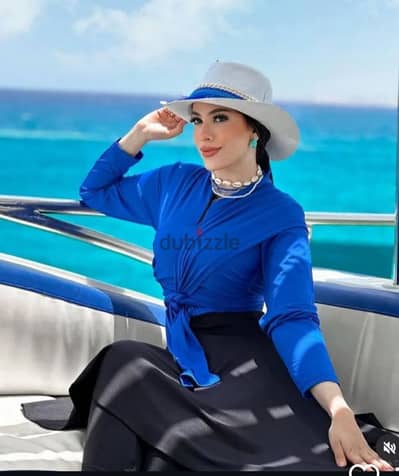 مايوه أزرق فى أسود ٣ قطع